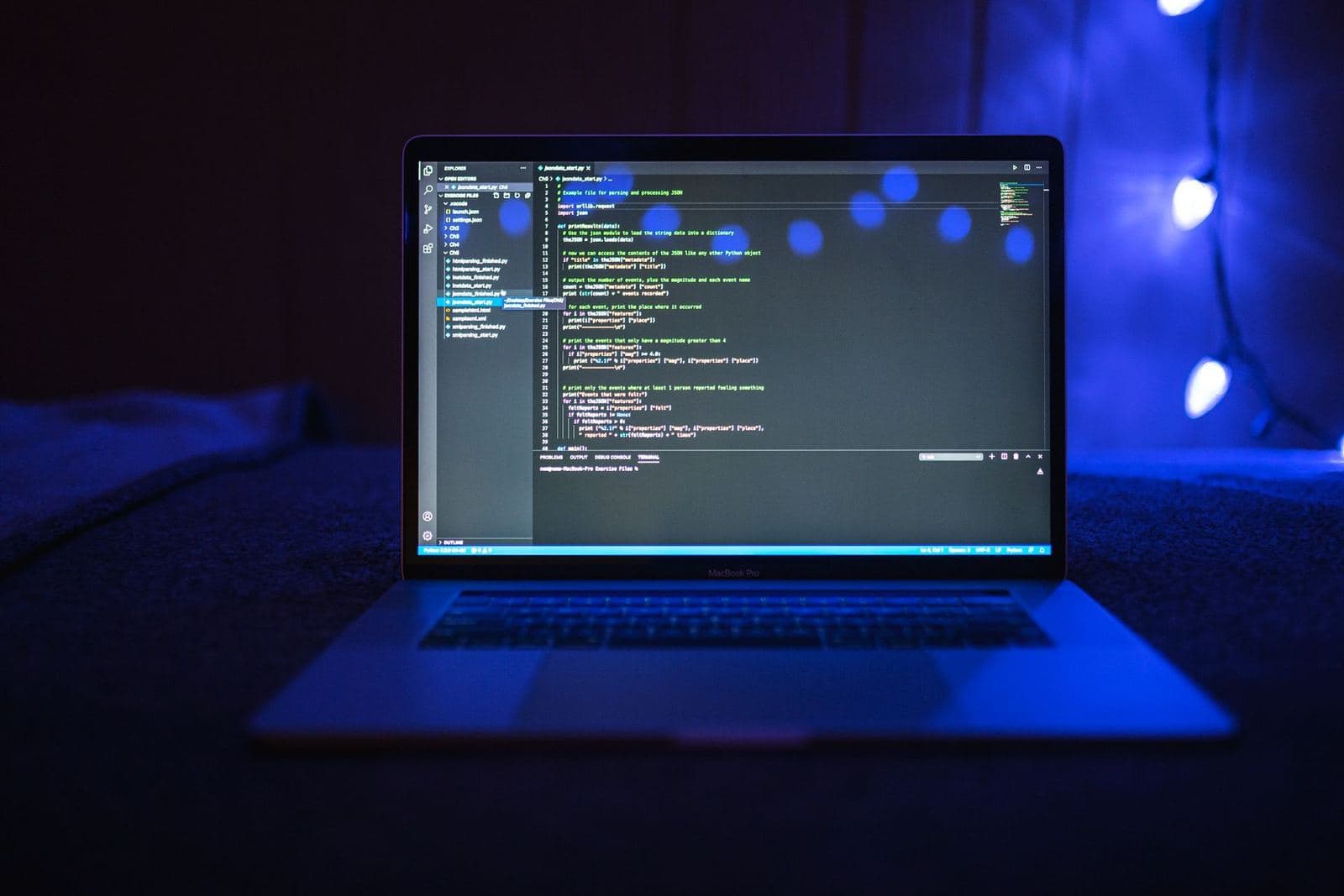 Poste de travail avec du code à l'écran