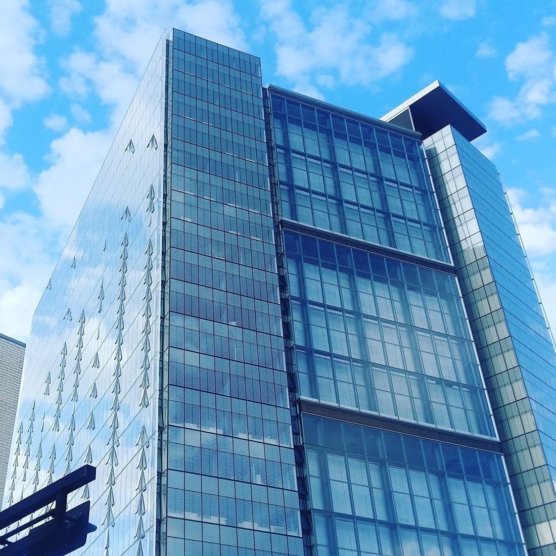 Façade d'immeuble contemporain en verre